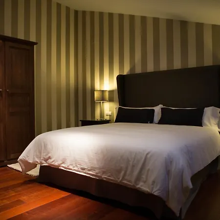 Isabel De Castilla بيت ريفي 4*