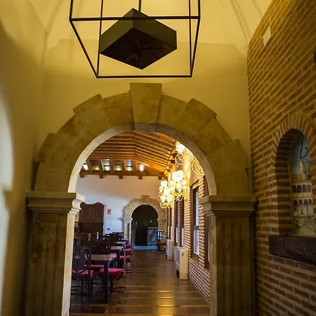 Isabel De Castilla مادريجال دي لاس ألتاس توريس